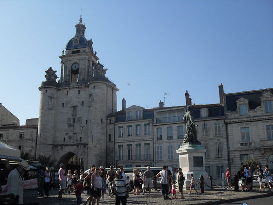 Die Gros Horloge links im Bild