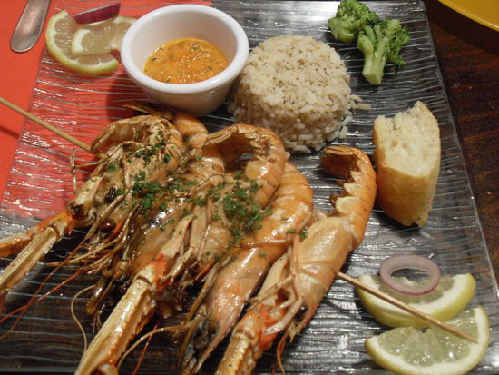 Doros Essen bestand fast nur aus Arbeit - ewig brauchte sie, um an etwas Essbares heranzukommen.
Besonders bemerkenswert ist das riesige "Legume" (Gemüse) - rechts oben im Bild. Dieses wurde besonders stark angepriesen. Unglaublich lecker, das beste winzige Stück Brocolli aller Zeiten!