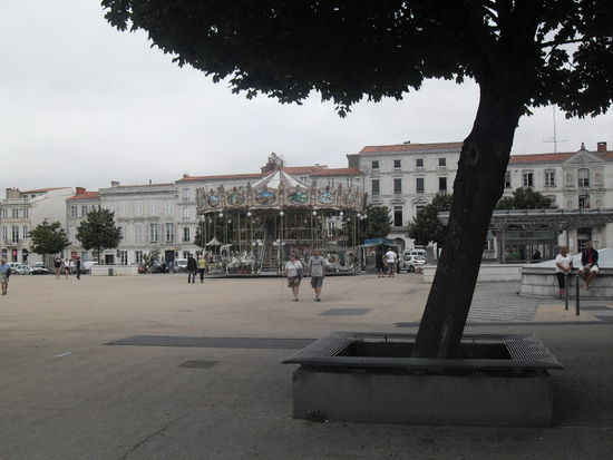 Dies ist der größte Platz der Stadt mit einem typischen Karussel, wie man es in den meisten Städten findet.