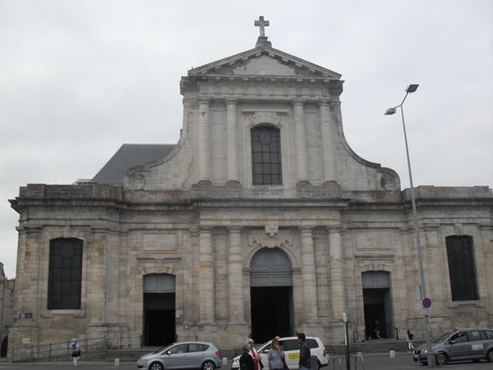 Die Kirche auf dem zuvor gezeigten Platz.