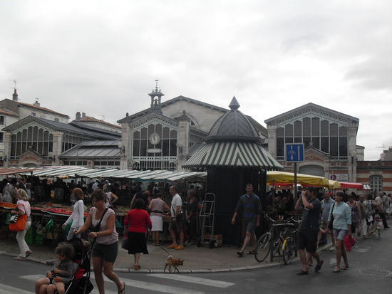Heute war Markt in La Rochelle.
Im Hintergrund die "Halles".