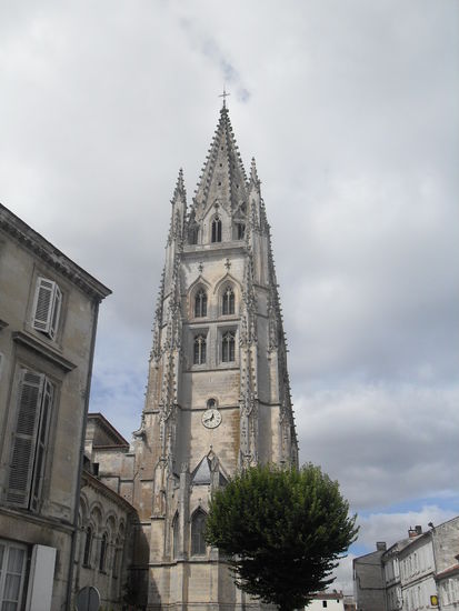 Eine der Kirchen des Ortes Saintes.