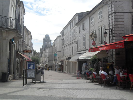 Die Fußgängerzone von Saintes - sehr ruhig, was wir allerdings als entspannend empfanden.