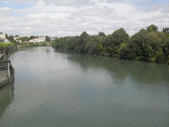 Wir überquerten den Fluss "Charente".