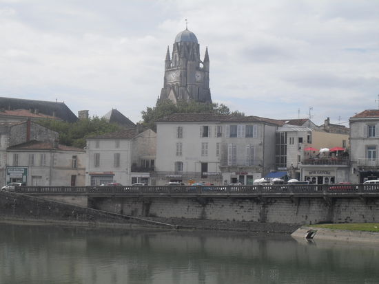 Vom anderen Ufer hatte man eine schöne Sicht auf die Kathedrale.