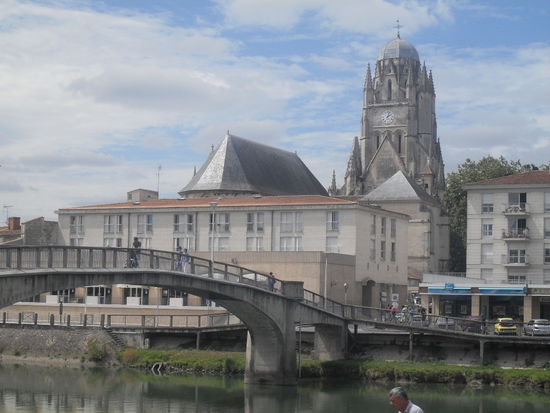 Noch einmal ein Bild der Kathedrale. Im Vordergrund ist die Fußgängerbrücke zu sehen, die wir passierten.