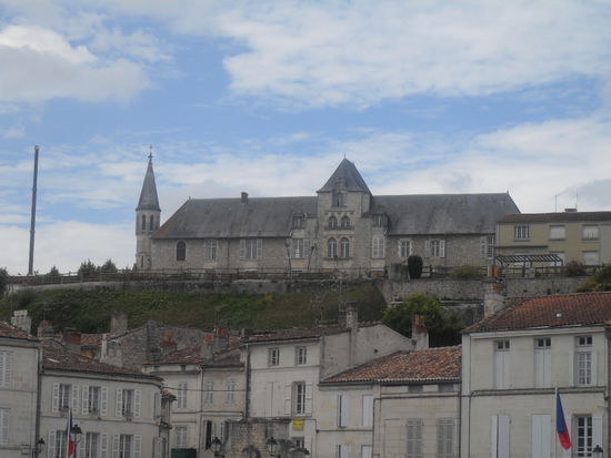 Etwas erhöht befindet sich das Schloss von Saintes.