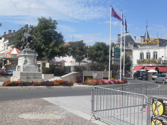 Der Hauptplatz von Cognac - rechts im Bild sieht man sofort Werbung für Camus.