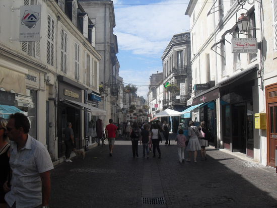 Die belebte Fußgängerzone von Cognac.