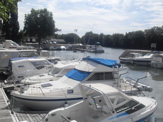 Der Hafen, in dem auch wieder schöne (wenn auch kleinere) Boote liegen.