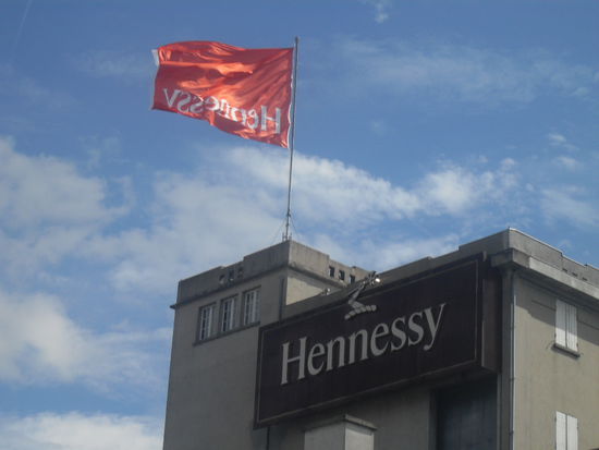 Da weht die Flagge der Firma. Man merkt den Firmenstolz auch sofort in der hauseigenen Boutique.