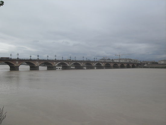 Die Pont de Pierre, eines der Wahrzeichen von Bordeaux. Die Garonne war übrigens einer der dreckigsten Flüsse, die wir je gesehen haben!