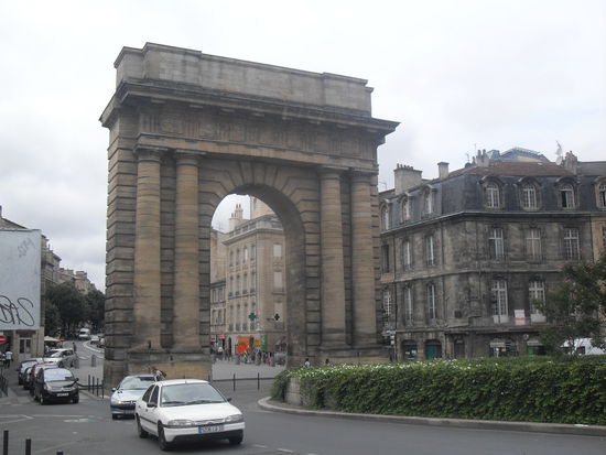 Portale wie dieses "Porte de Bourgogne" gab es zuhauf an den Grenzen zur Altstadt