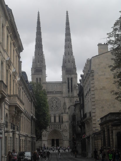 Die bereits von weitem erkennbare Fassade der Cathédrale St - André ...