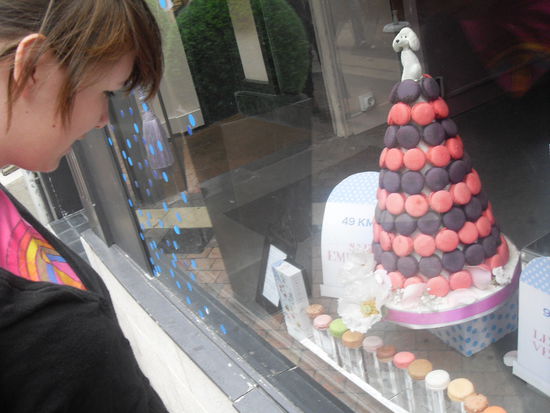 Doro entdeckt, schon freudestrahlend, die verschiedensten Macarons in einem Schaufenster ...