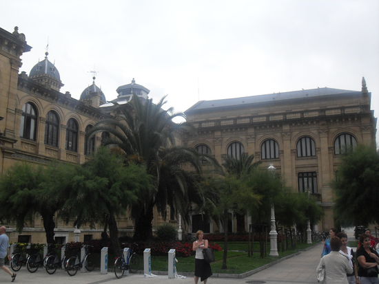 Der mit Palmen geschmückte Hof des Hôtel de Ville