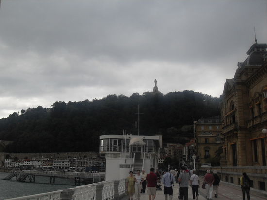 Zu der Statue da oben wollen wir!