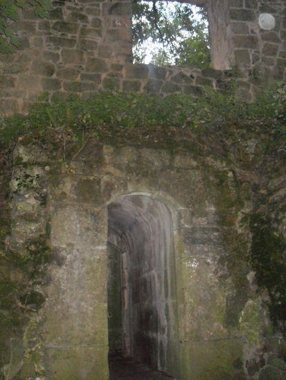 Durch enge Durchgänge erreichten wir neben dem auf der Spitze sitzendem Schloss ...