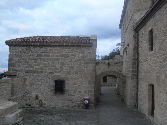 ... wie eben der Burg ...