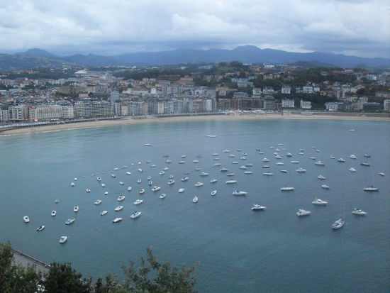 ... vor allem eine wunderschöne Aussicht auf die Stadt und die Bucht zu bestaunen ...
