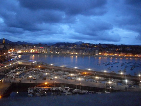 ... und schon bald darauf erstrahlte San Sebastián in einem Lichtermeer!