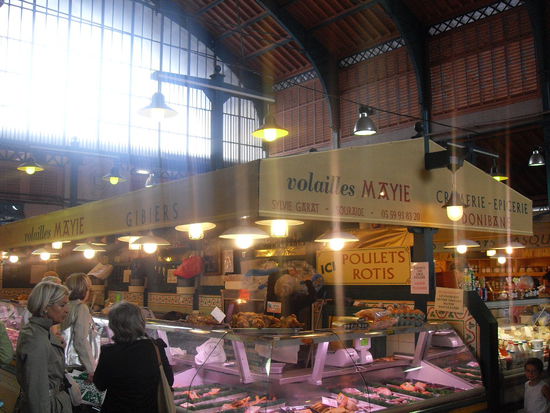 Die Markthallen sind sehr schön gebaut und vor allem riesig groß.