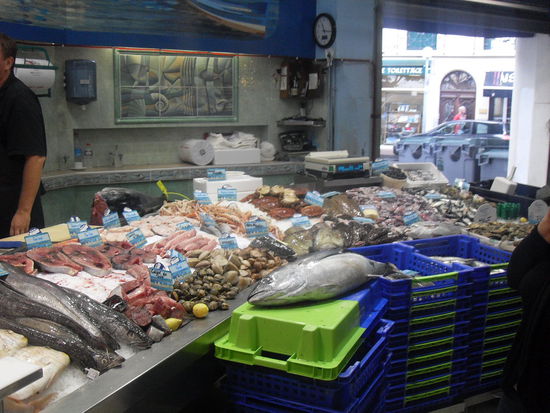 Schaut euch mal diesen riesigen Fisch an! Wer soll den denn kaufen? Leider stand kein Preis dran...