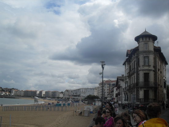 ...mit Blick über den gesamten Strand.