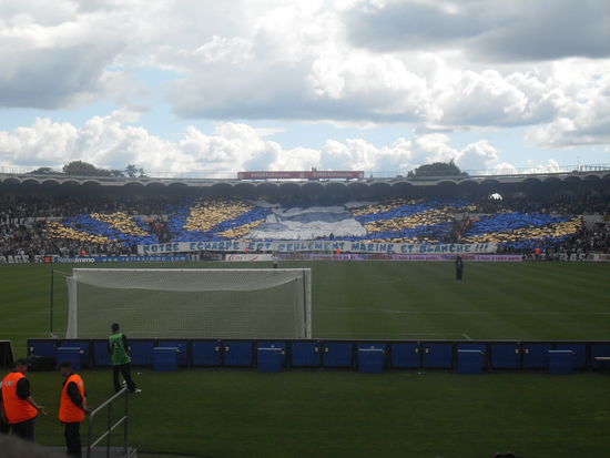 Die Choreo der Heimseite unter dem Motto
"Notre echape est seulement marine et blanche!!!"
- sollte selbst für Leute, die die französische Sprache nicht beherrschen, einigermaßen zu übersetzen sein 
