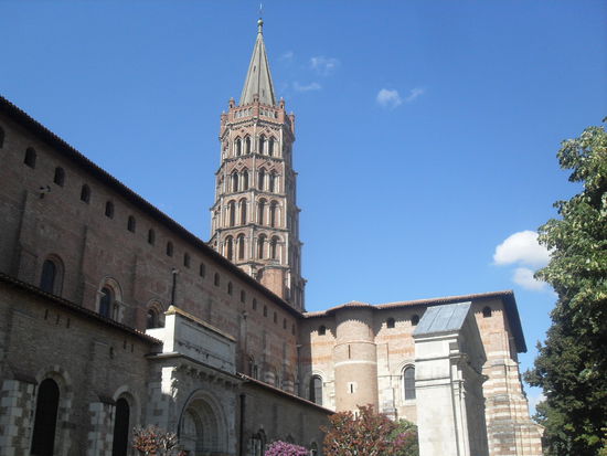 ... wichtige Pilgerkirche am Jakobsweg und macht optisch einiges her.