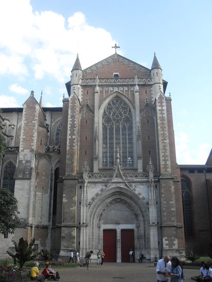Die Kathedrale St-Etienne wiederum sah ein wenig seltsam und zusammengeschustert aus, was darum begründet liegt, dass sie über mehrere Jahrhunderte lang gebaut wurde.