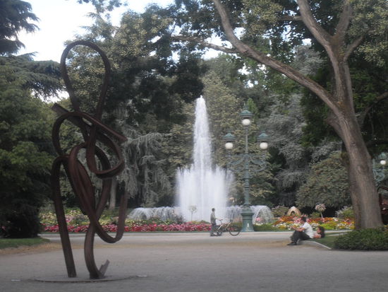Der Springbrunnen im Selbigen.
Im Vordergrund erkennt man ein Kunstwerk, wie es in diesem Park oftmals zu sehen ist!
Allgemein is der Garten unglaublich idyllisch!