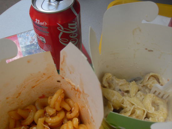 Meine Nudeln Quatre Fromage waren überaus schmackhaft!
Doros Bolognese war ausbaufähig!
Knapp 14€ kosteten uns die Nudeln plus zwei Dosen Cola.