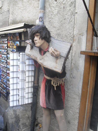 Natürlich nicht echt! Eine Nachbildung aus vergangenen Zeiten.