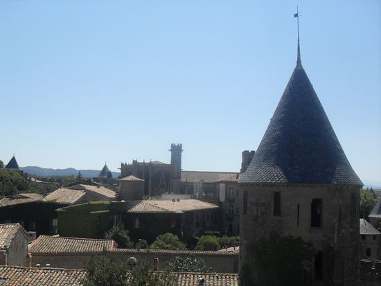 Ein Blick über die Dächer der Altstadt, im Hintergrund die Kathedrale St-Nazaire.