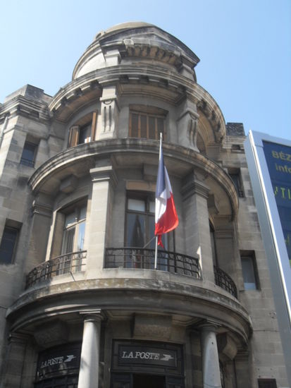 Das Gebäude der Post. Beim Anstellen muss man teilweise Nummern ziehen und wird dann irgendwann aufgerufen. Wir hatten dieses Erlebnis, als niemand vor uns stand, wir aber trotzdem eine Nummer ziehen mussten. Ein bisschen unsinnig, aber naja...