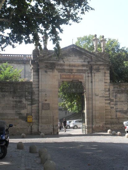 Dies ist das Eingangsportal zum Gerichtsgebäude, welches in Frankreich traditionell ziemlich pompös ist.