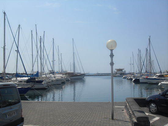 ...mit einer Menge an teuren Booten.