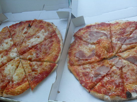 Die kosteten zusammen 8€ und waren sehr lecker. So hatten wir mal eine Pause vom Stau.