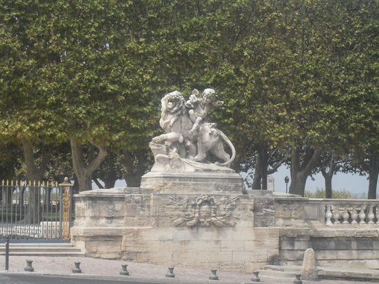 Jene Skulptur bildet mit einer weiteren das Entrée zum riesigen Park Promenade de Peyrou