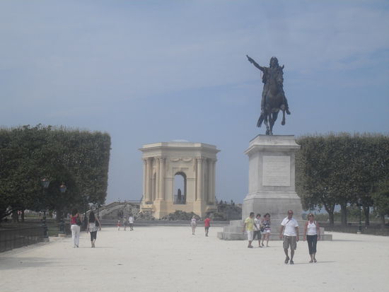 Im Park berfinden sich weitere Statuen sowie im Hintergrund das Wasserhaus.
