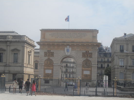 Der Triumphbogen hingegen erinnert sogar ein wenig an sein Pendant aus Paris.