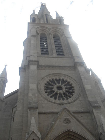 Die Front der Kathedrale Ste-Anne.