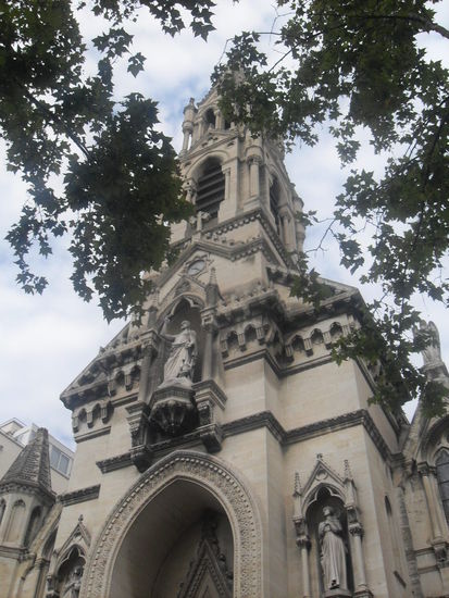 Vorbei an der Kathedrale Ste-Perpétue ...