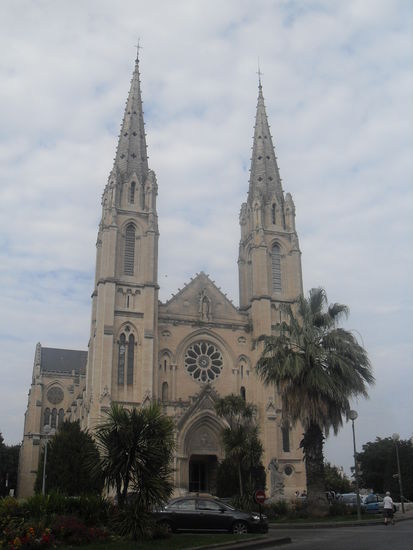 ... sowie der Kathedrale St-Baudille ...