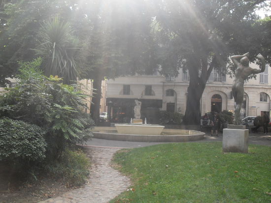 Viele Gärten mit Skulpturen befinden sich im Nordteil der Stadt, sodass man die schattigen Plätzchen genießen ...