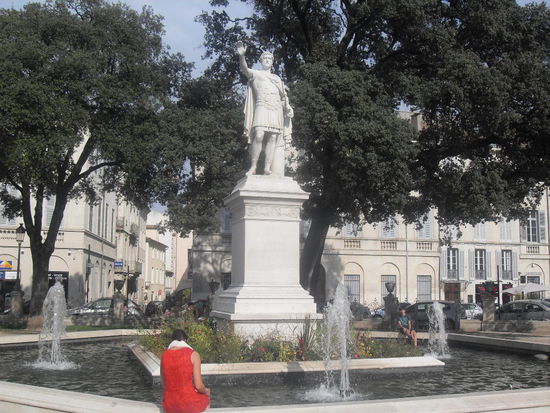 ... oder sich wie Doro einfach im Wasser der unzähligen Springbrunnen abkühlen kann.