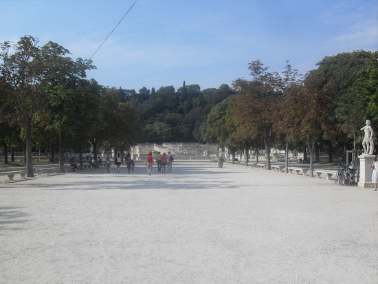 Dort beeindruckte der weitläufige, von vielen Wasserbecken durchzogene Park vor allem durch seine Gepflegtheit ...