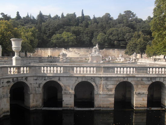 ... und vielen Statuen sowie anderen Reliquien. Im Hintergrund befindet sich der Mont Cavalier, auf dessen Spitze der Tour Magne thront. Allerdings hatten wir nicht wirklich Lust auf den Aufstieg. :-p