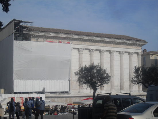 Bei einer anderen Sehenswürdigkeit hatten wir sehr viel Pech: Das Maison Carée wurde gerade renoviert! Na klasse!